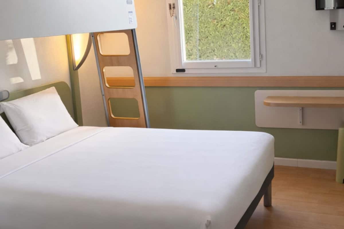 トリプルルーム ベッド (複数台) | デスク、ノートパソコン用作業スペース、遮光カーテン、防音設備