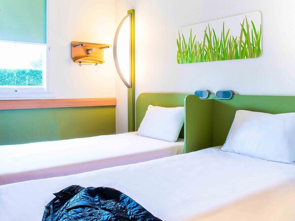 Twin Room, 2 Twin Beds | Desk, laptop workspace, blackout drapes, soundproofing - ibis budget Issoire (Issoire)