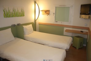 Twin Room, 2 Single Beds | Desk, laptop workspace, blackout curtains, soundproofing