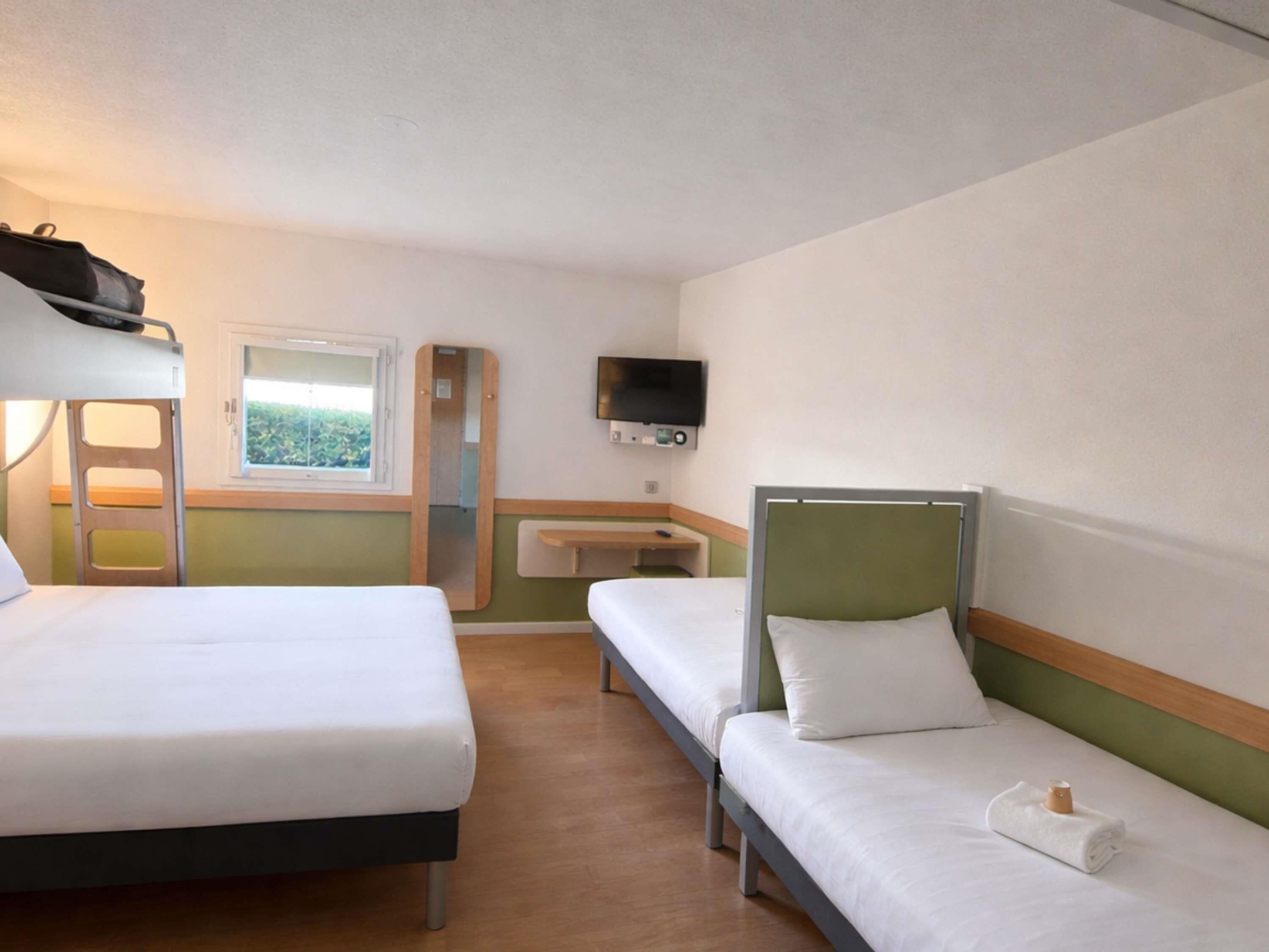 Familienzimmer, 2 Doppelbetten | Schreibtisch, laptopgeeigneter Arbeitsplatz, Verdunkelungsvorhänge