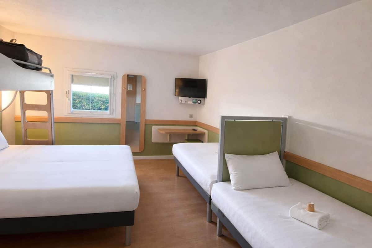 Escritorio, espacio para trabajar con laptop y cortinas blackout