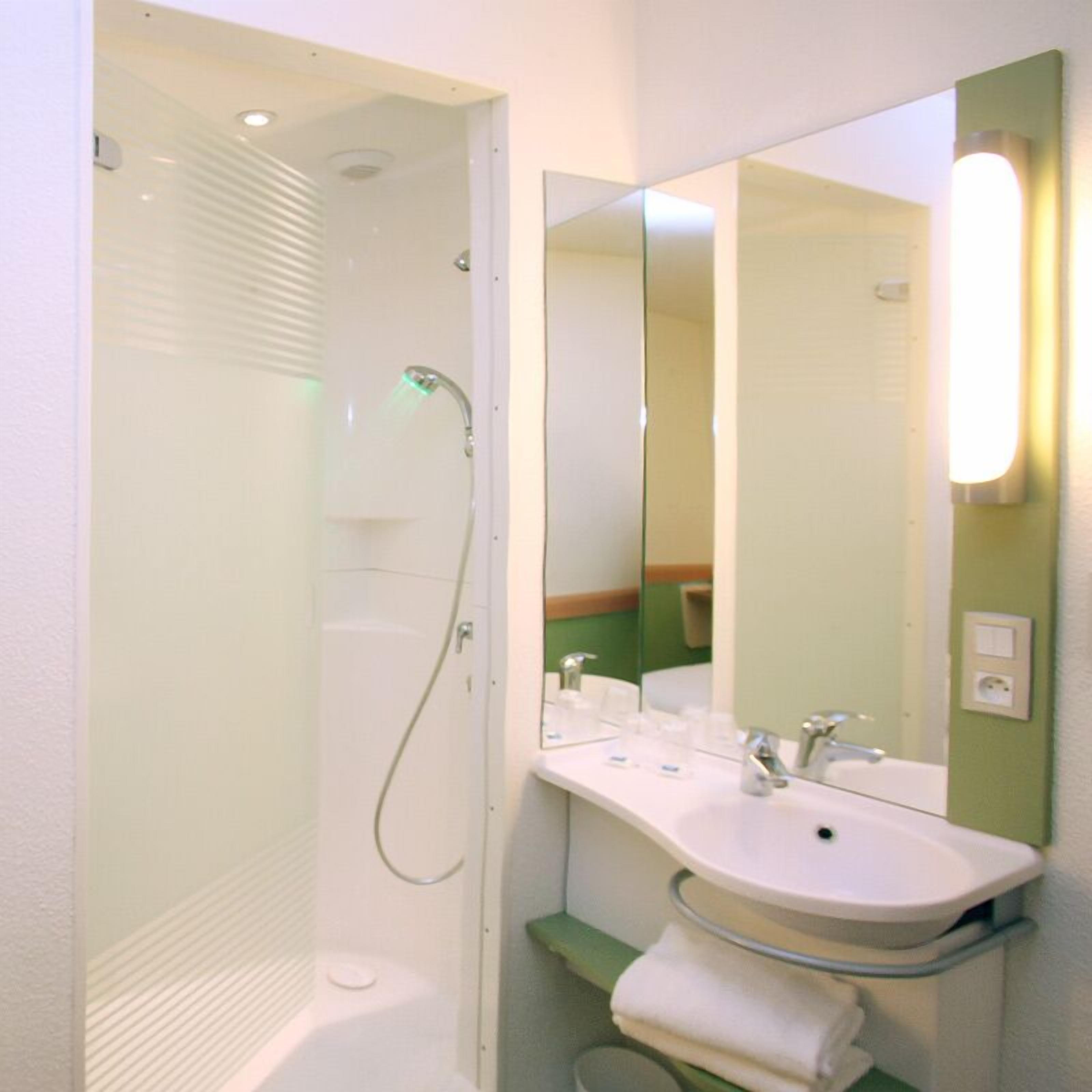 Shower, eco-friendly toiletries, towels
