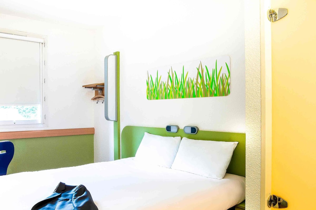 Escritorio, espacio para trabajar con laptop y cortinas blackout