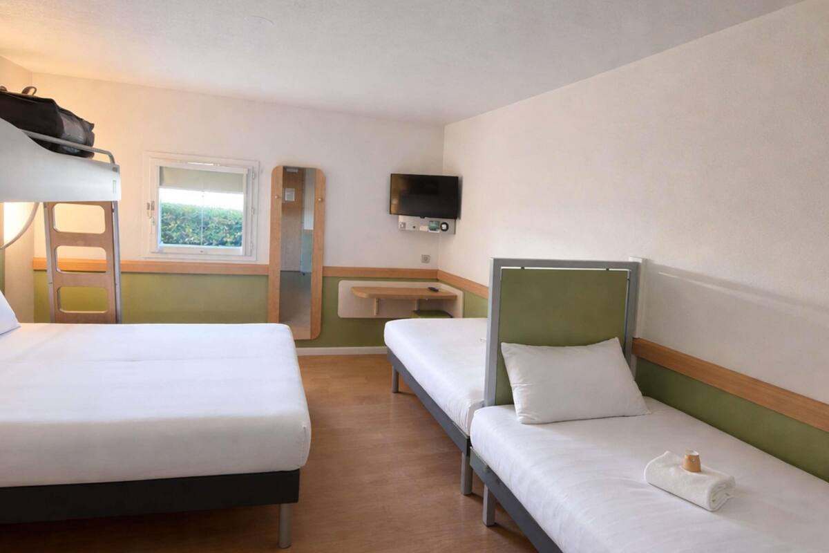 Kamar Keluarga, 2 Tempat Tidur Double | Meja kerja, ruang kerja ramah laptop, dan tirai kedap cahaya