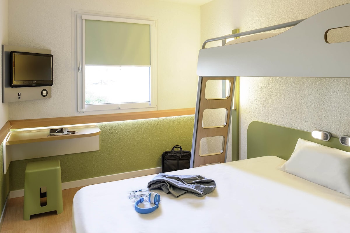 Triple Room, Multiple Beds | Desk, laptop workspace, blackout curtains, soundproofing