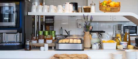 Daily continental breakfast (EUR 7.90 per person)