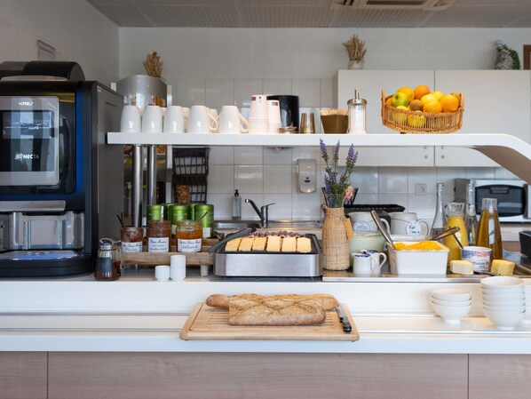 Desayuno continental todos los días (EUR 7.90 por persona) 