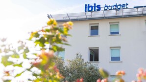 A building with the sign 'ibis budget' on the roof. - ibis budget Montauban Les Chaumes (Montauban)