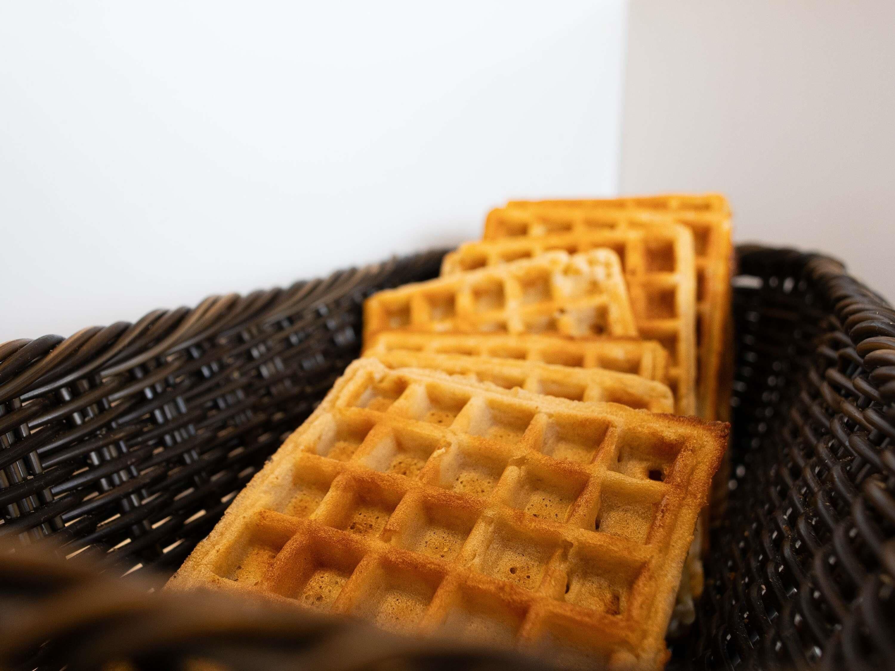 Wafels in een mandje, close-up.