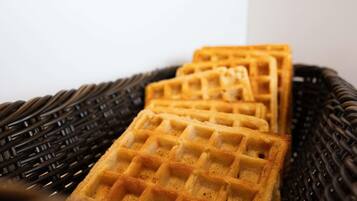Wafels in een mandje, close-up.