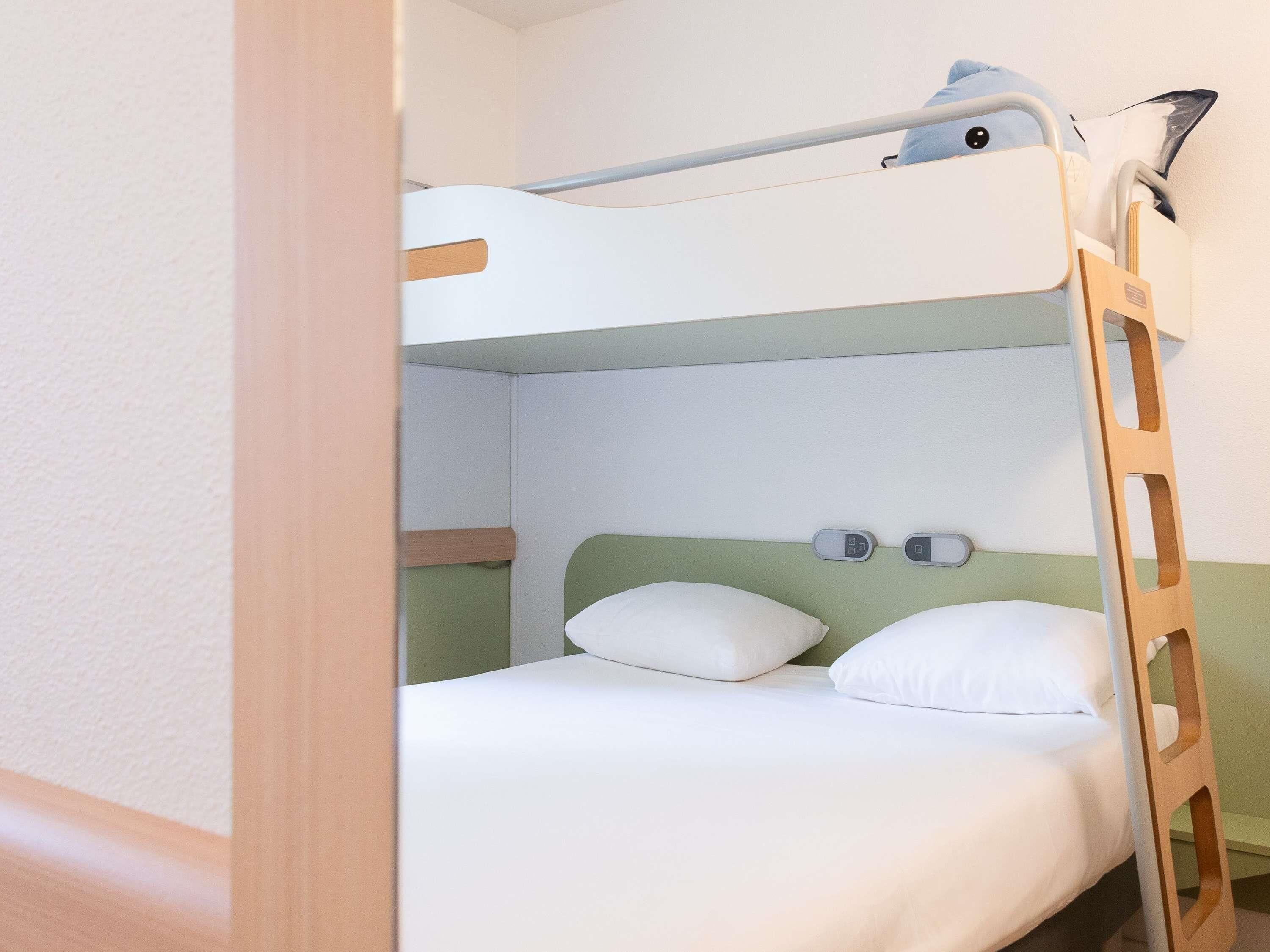 Chambre triple, Plusieurs lits | Bureau, système d’insonorisation, accès au Wi-Fi (inclus)