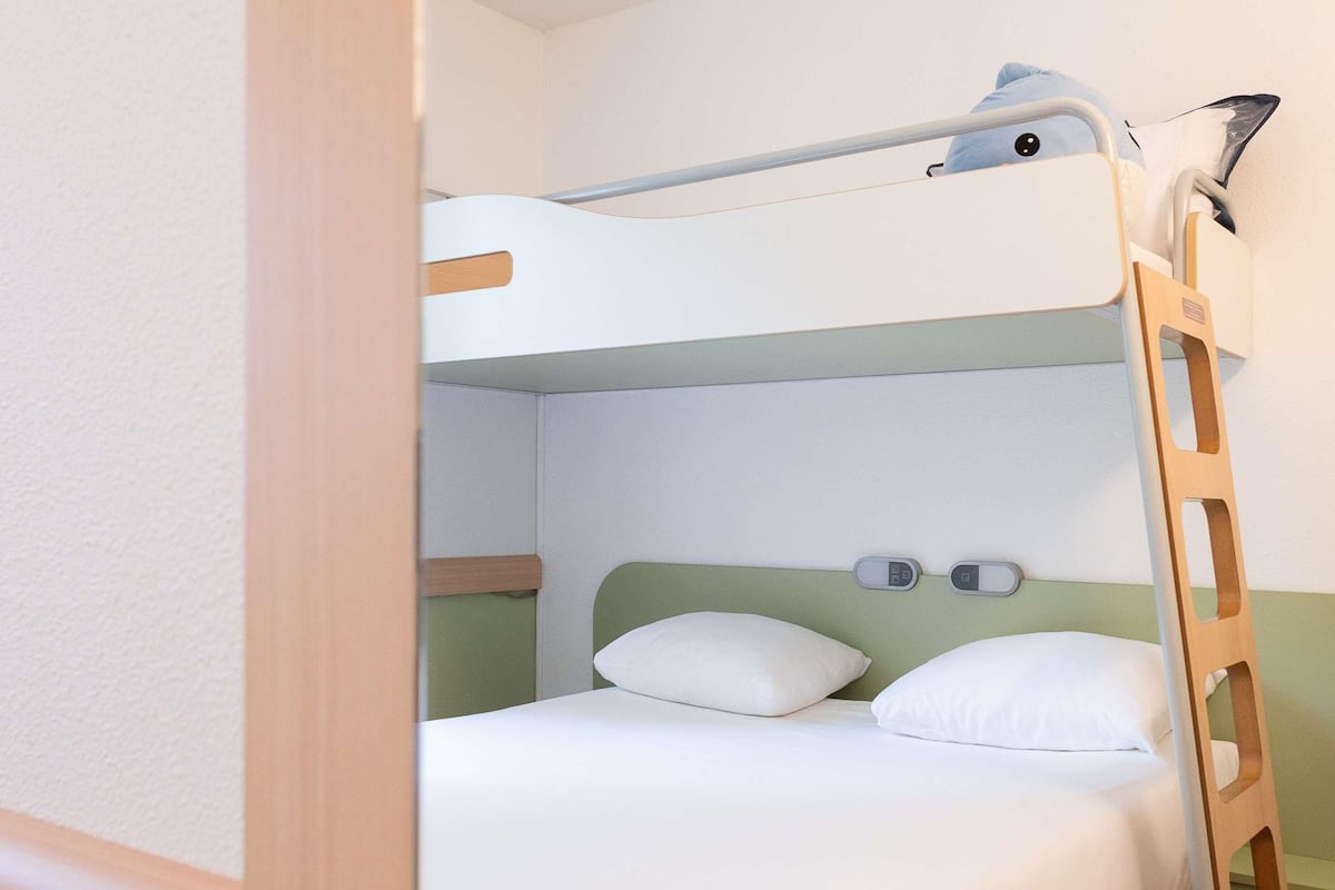 Triple Room, Multiple Beds | Desk, soundproofing, free WiFi