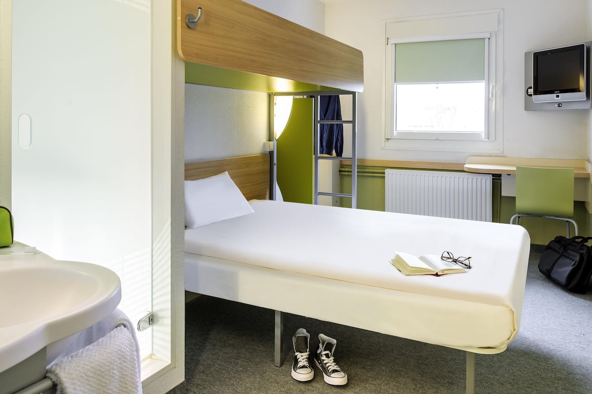 Triple Room, Multiple Beds | Desk, soundproofing, free WiFi