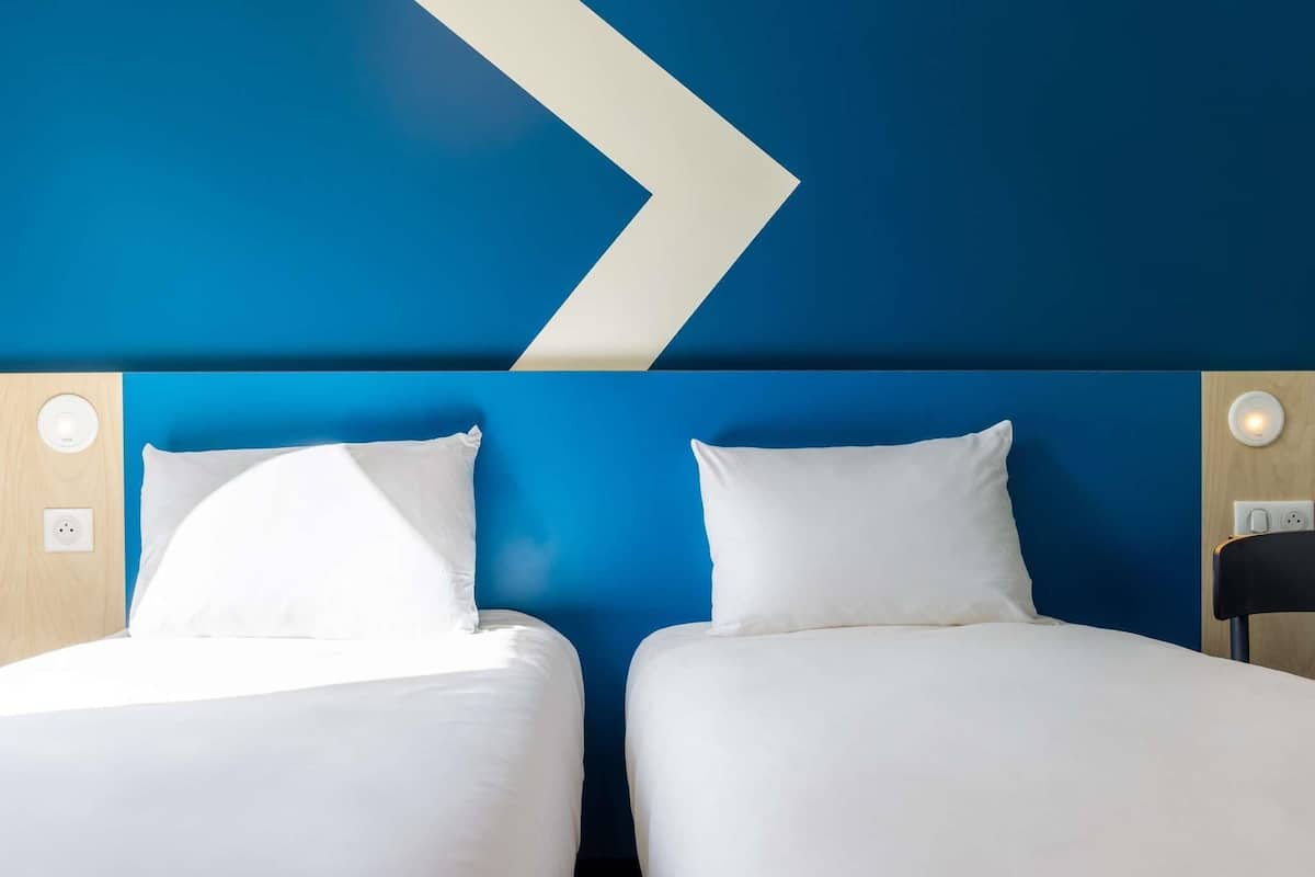 Standard Room, 2 Single Beds | Hypo-allergenic bedding, desk, blackout curtains, soundproofing