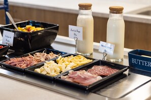Petit déjeuner continental (9.90 EUR par personne)