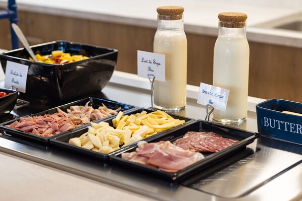 Desayuno continental diario (EUR 9.90 por persona)