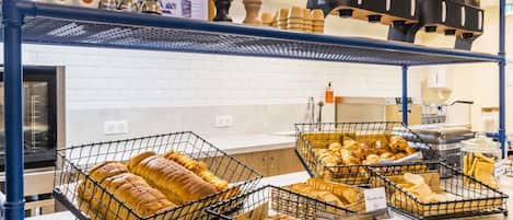 Daily continental breakfast (EUR 9.90 per person)