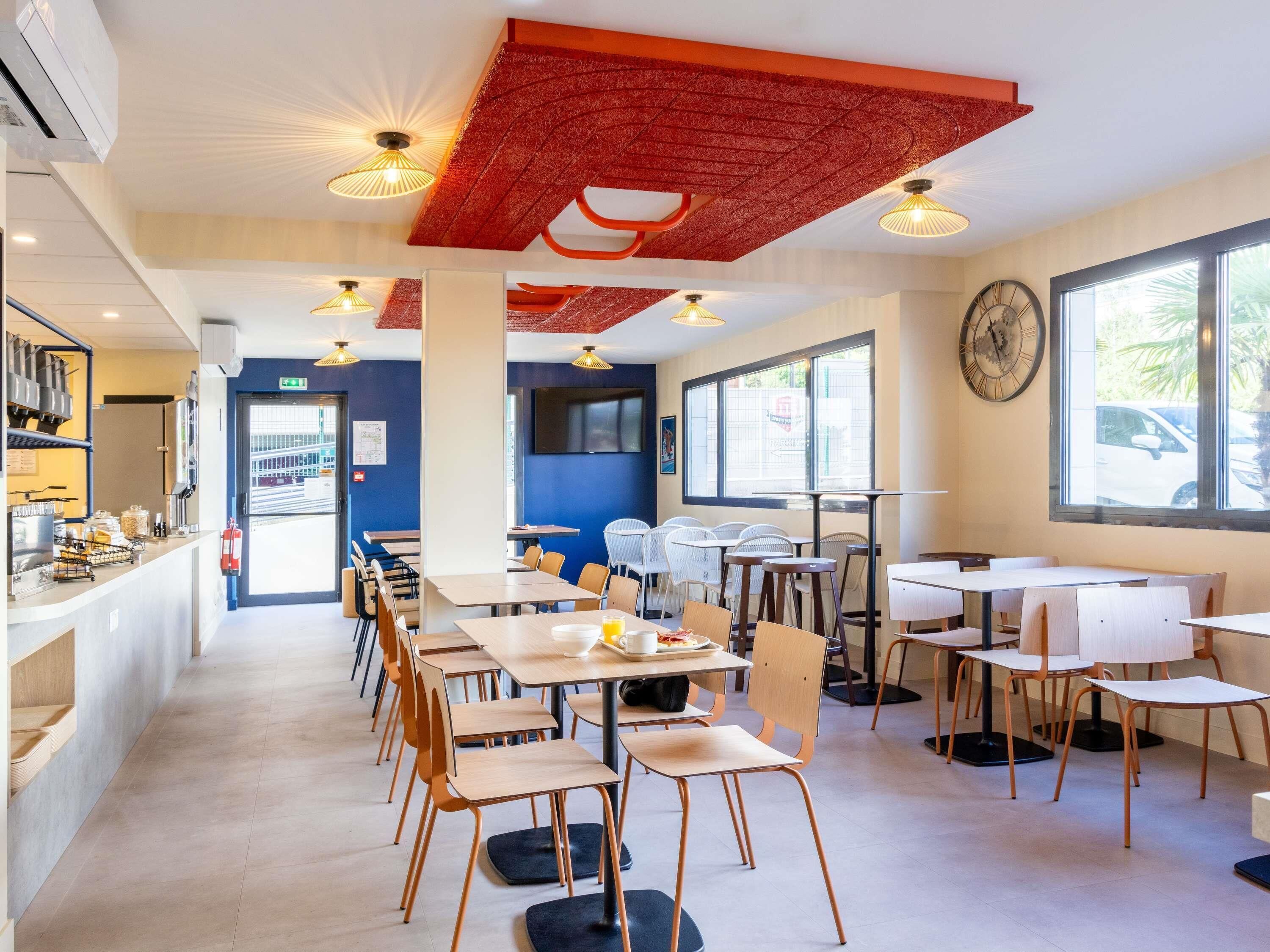 Café da manhã continental todos os dias mediante uma taxa