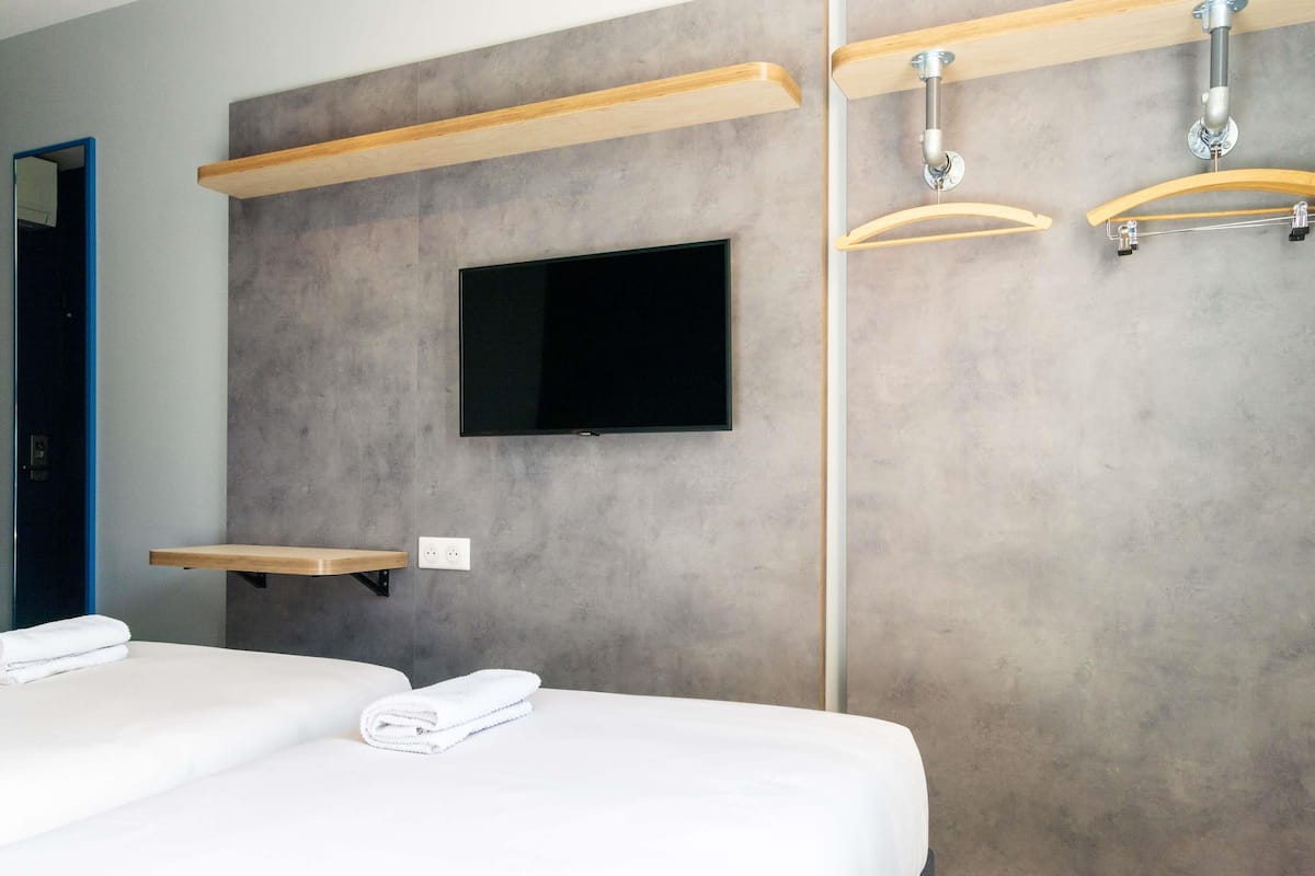 Standard Room, 2 Single Beds | Hypo-allergenic bedding, desk, blackout curtains, soundproofing