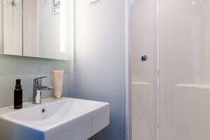 Bathroom shower - ibis budget Chatillon Paris Ouest (Chatillon)