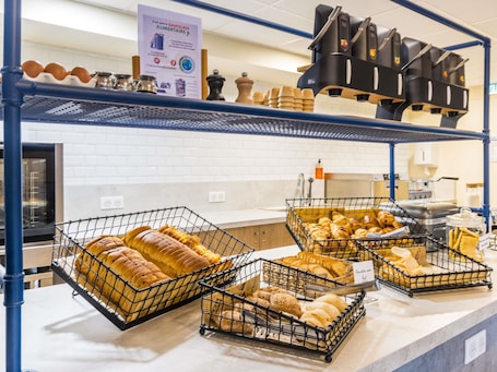 Café da manhã continental diÔrio (EUR 9.90 por pessoa)