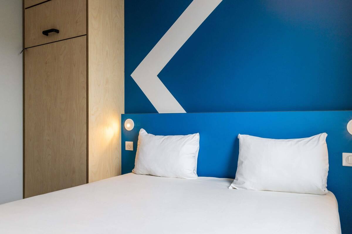 Triple Room, Multiple Beds | Hypo-allergenic bedding available, desk, blackout drapes, soundproofing