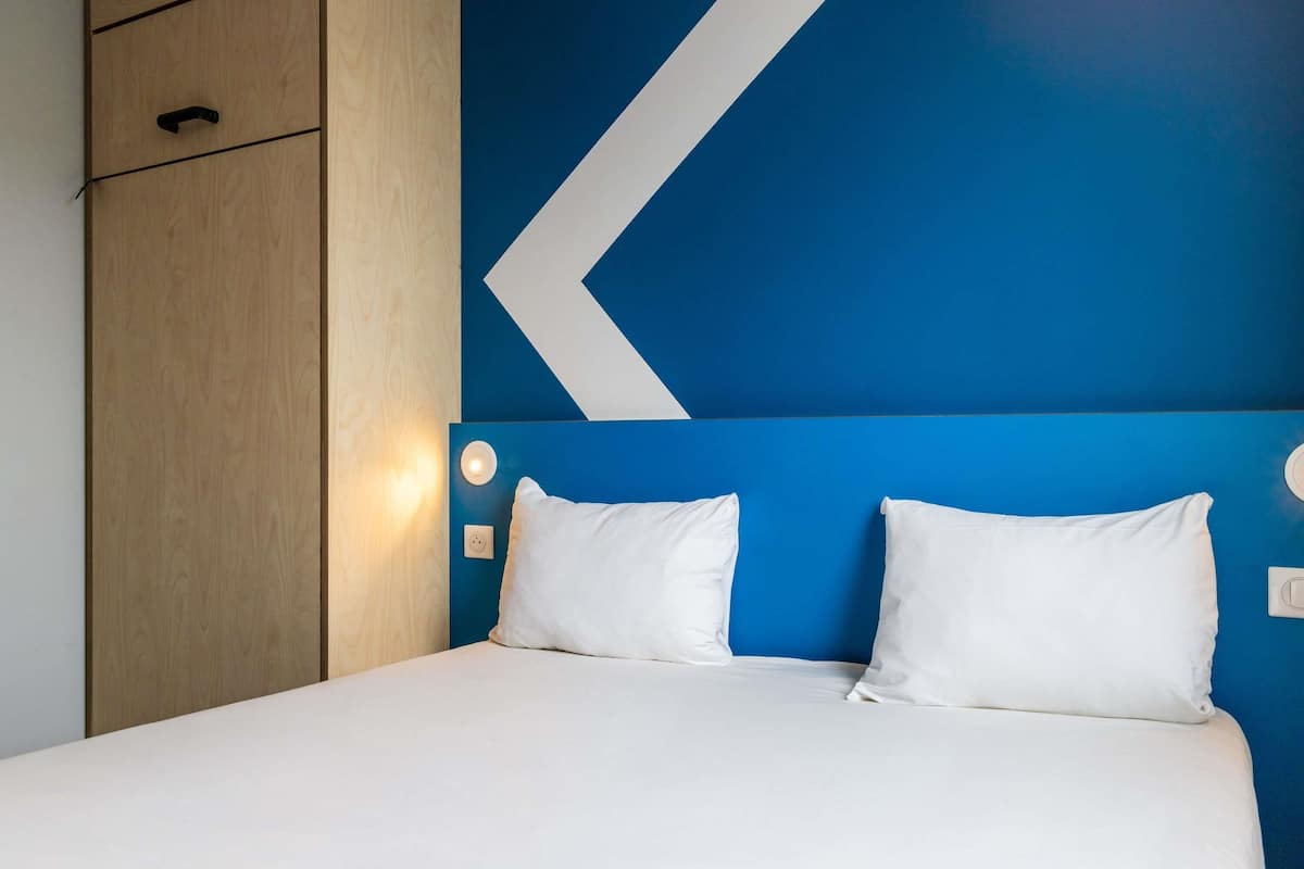 Triple Room, Multiple Beds | Hypo-allergenic bedding, desk, blackout drapes, soundproofing