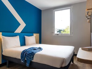Double Room | Hypo-allergenic bedding, desk, blackout drapes, soundproofing - ibis budget Chatillon Paris Ouest (Chatillon)