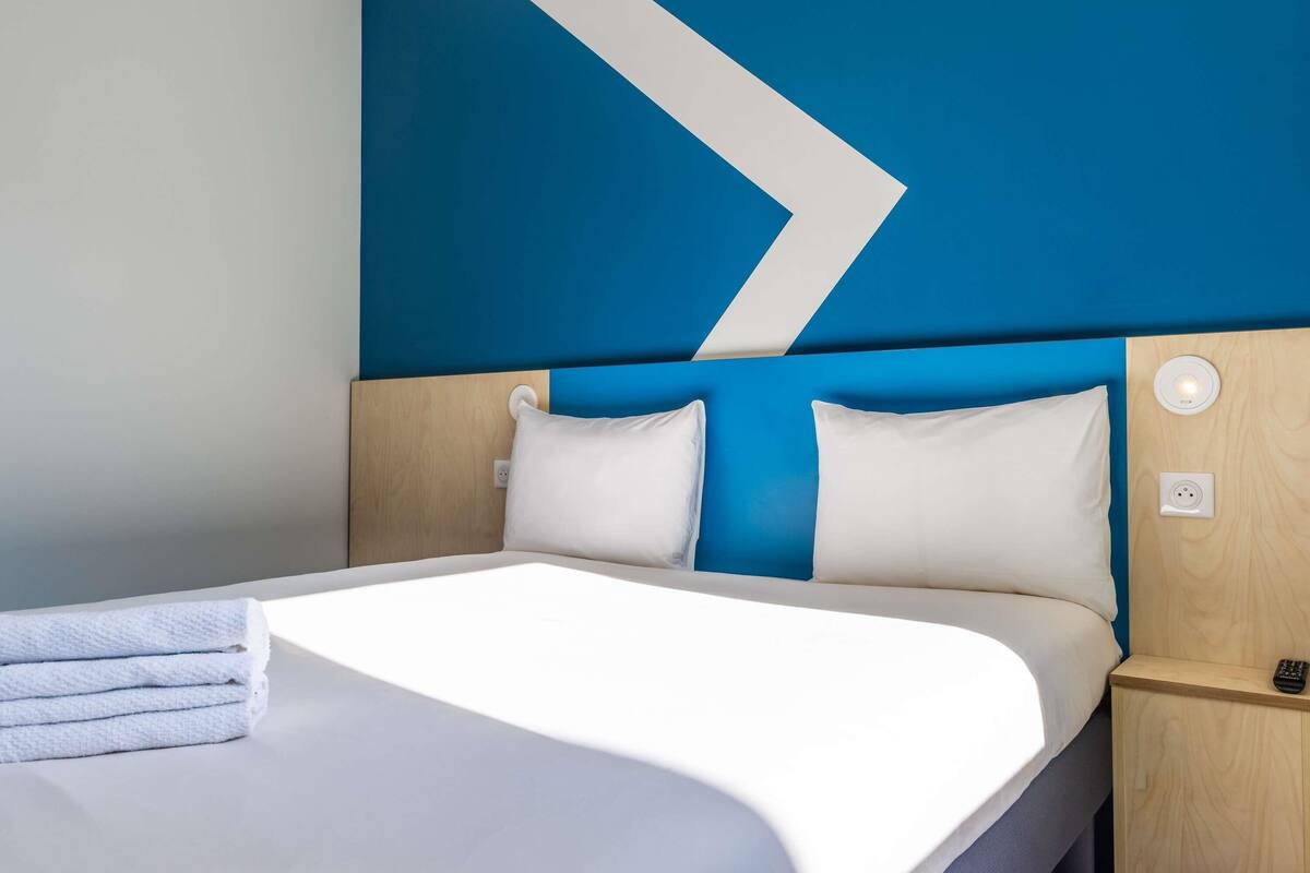 Double Room | Hypo-allergenic bedding available, desk, blackout drapes, soundproofing