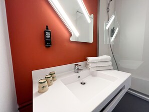 Shower, rainfall showerhead, eco-friendly toiletries, hair dryer - ibis budget Alès Saint Christol (Saint-Christol-Les-Ales)