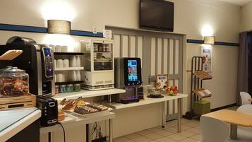 Petit déjeuner buffet (7.90 EUR par personne)