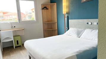 Camera doppia | Con stile personalizzato, una scrivania, postazione laptop