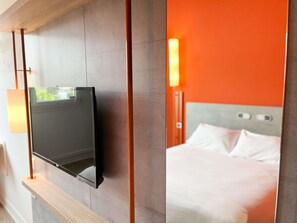 Desk, laptop workspace, blackout curtains, soundproofing - ibis budget Alès Saint Christol (Saint-Christol-Les-Ales)