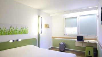 Decoración personalizada, escritorio y espacio para trabajar con laptop