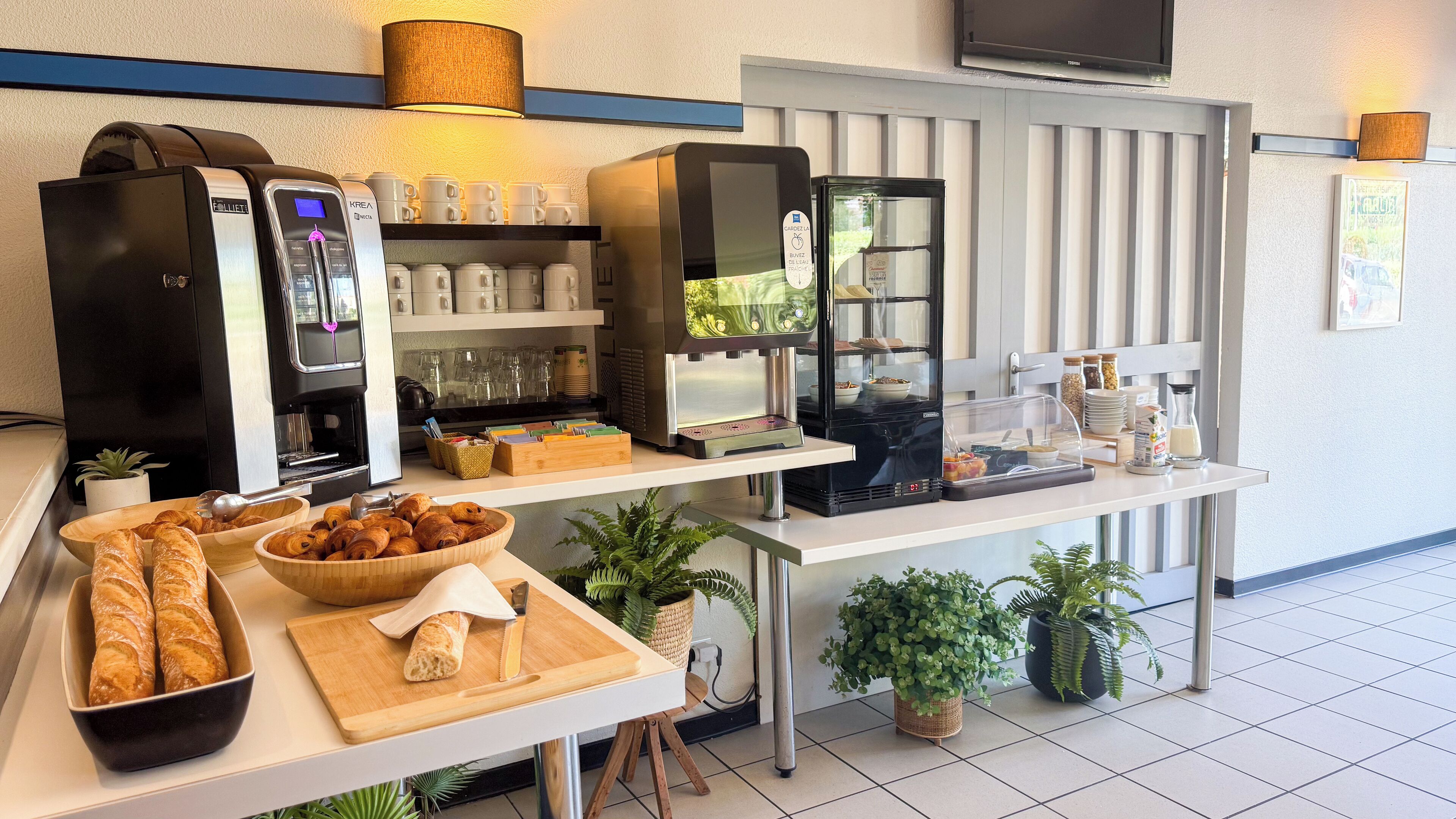 Daily buffet breakfast (EUR 7.90 per person)