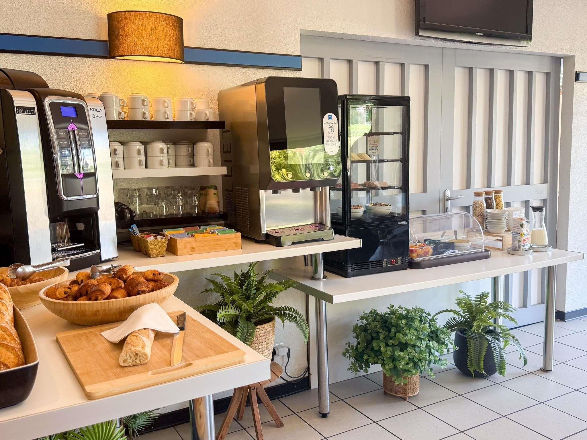 Bữa sáng buffet hàng ngày (8.90 EUR/mỗi người) 