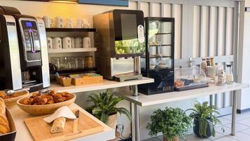 Bữa sáng buffet hàng ngày (8.90 EUR/mỗi người)