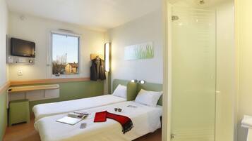 Chambre avec lits jumeaux, 2 lits une place | Coffres-forts dans les chambres, bureau