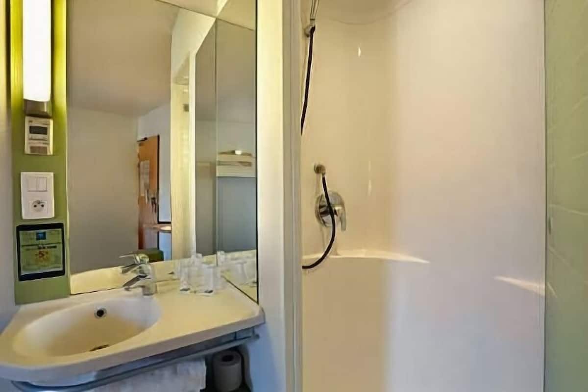 Bathroom | Shower, free toiletries, towels
