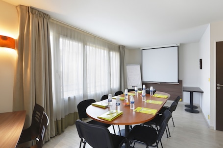 Meeting facility. First Inn Hotel