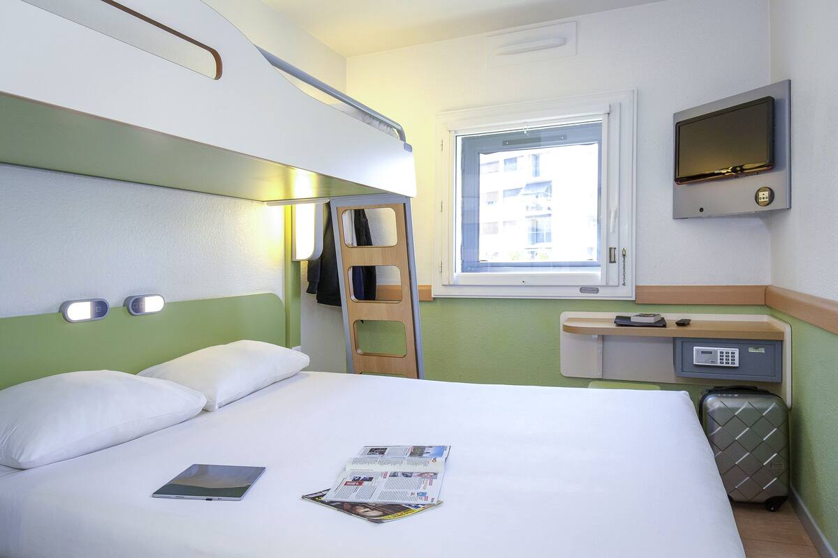 In-room safe, desk, laptop workspace, soundproofing