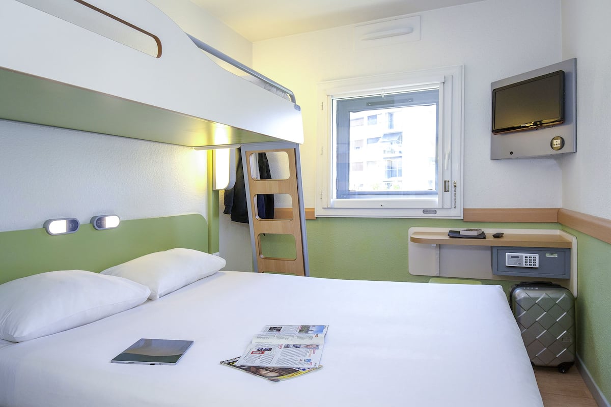 In-room safe, desk, laptop workspace, soundproofing