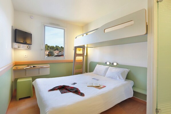 Triple Room | In-room safe, desk, laptop workspace, soundproofing