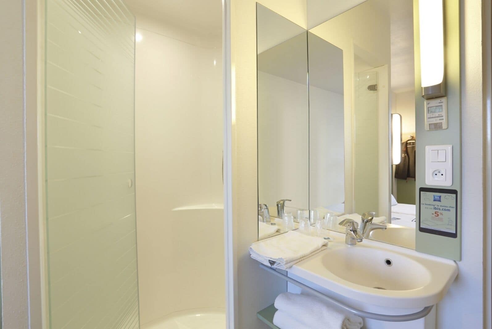 Twin Room, 2 Single Beds | Bathroom