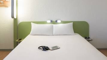 Tweepersoonskamer | Select Comfort-bedden, een bureau, verduisterende gordijnen