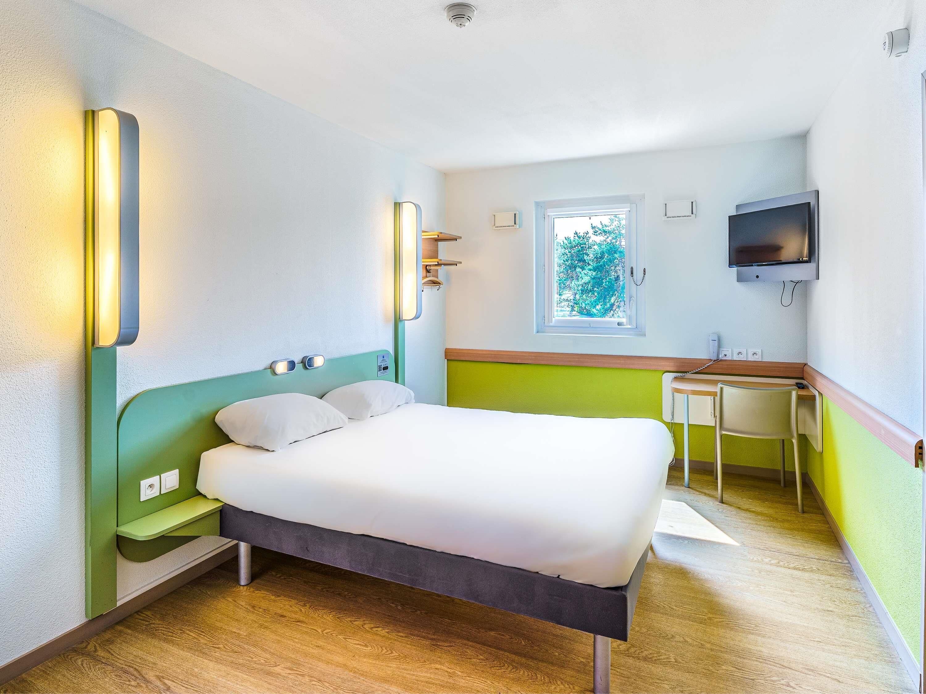 Escritorio, sistema de insonorización, wifi gratis y ropa de cama