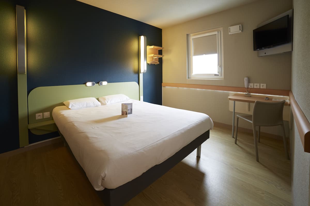 Een bureau, geluiddichte muren, gratis wifi, beddengoed