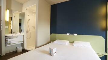 Desk, soundproofing, free WiFi, bed sheets