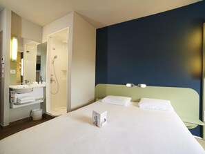 Een bureau, geluiddichte muren, gratis wifi, beddengoed