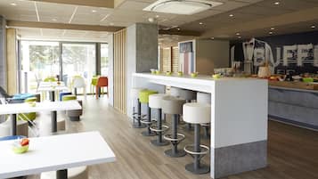 朝食 (ビュッフェ)、毎日提供 (1 名様 9.90 EUR)